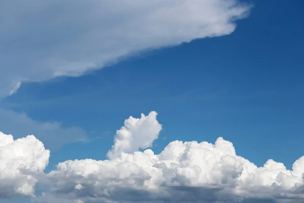 Nuage sur ciel bleu dans la journée . — Photo