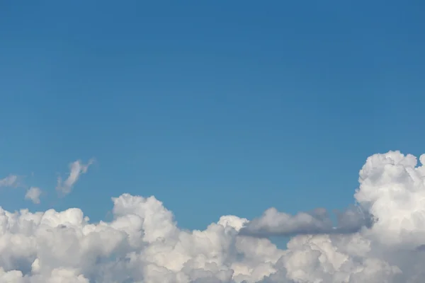 Cloud na modré oblohy ve dne. — Stock fotografie