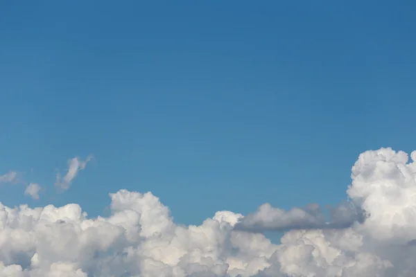 Wolk op blauwe hemel in overdag. — Stockfoto