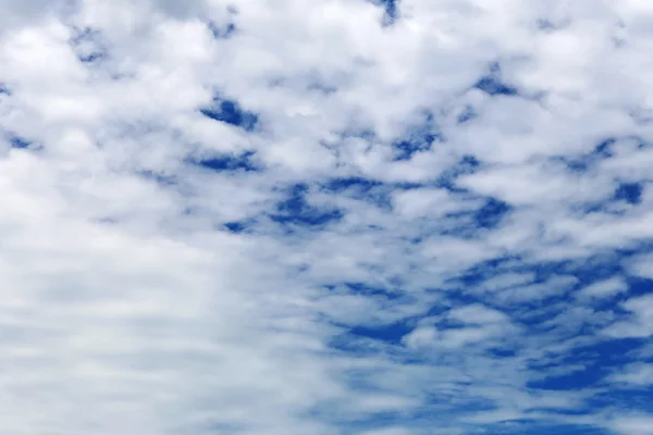 낮에는 푸른 하늘에 구름. — 스톡 사진