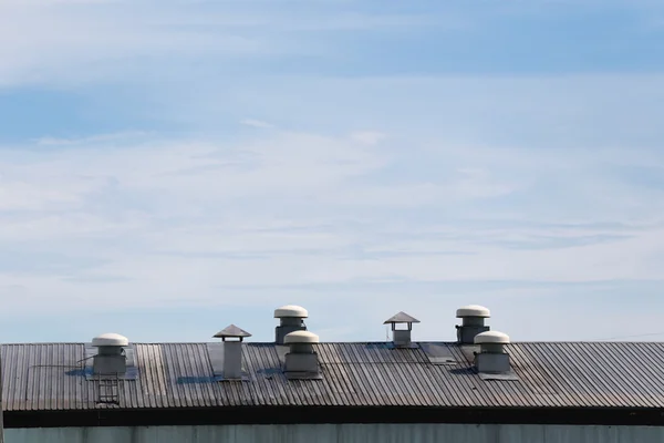 Toiture d'usine et machines de refroidissement par air . — Photo