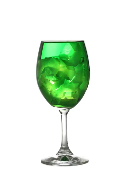 Eau verte dans un verre à vin isolé sur blanc . — Photo