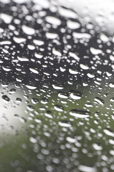 Regentropfen auf Glashintergrund. — Stockfoto