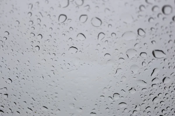 玻璃背景上的雨滴. — 图库照片
