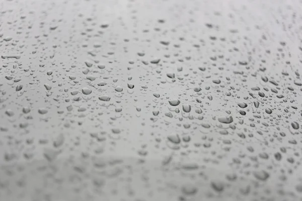Chuva cai sobre fundo de vidro. — Fotografia de Stock
