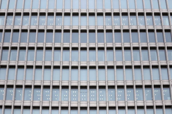 Fenêtres de l'immeuble de bureaux moderne au centre-ville . — Photo