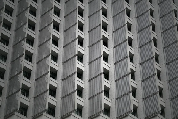 Fenêtres de l'immeuble de bureaux moderne au centre-ville . — Photo