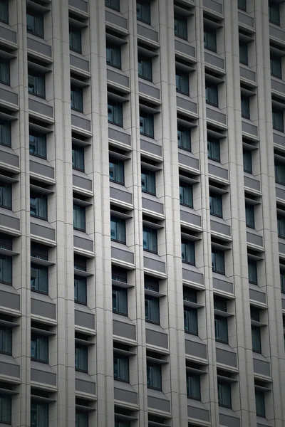 Edificio de oficinas de Windows of Modern Business en el centro . —  Fotos de Stock