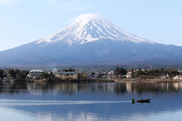 Mount Fuji in kawaguchiko lake and fishing boat. — Stock Photo, Image