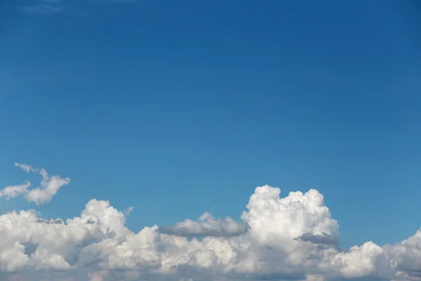 Мбаппе на голубом небе днем . — стоковое фото