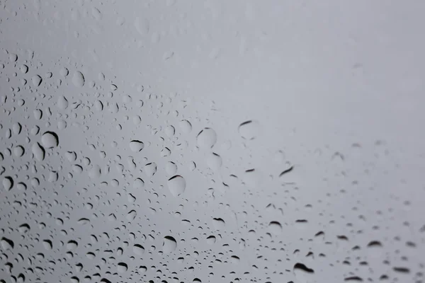 玻璃背景上的雨滴. — 图库照片