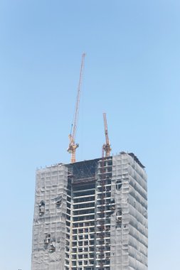 Bir bina yapım aşamasında üzerinde vinç.