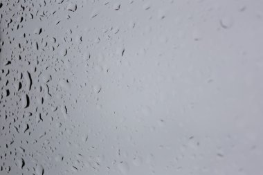 Cam zemin üzerine yağmur damlaları.