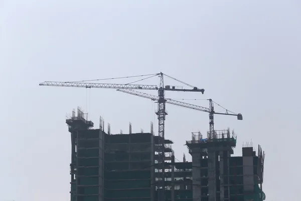 Crane werken op een gebouw in aanbouw. — Stockfoto