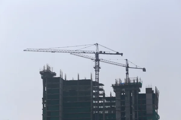 Grúa trabajando en un edificio en construcción . —  Fotos de Stock