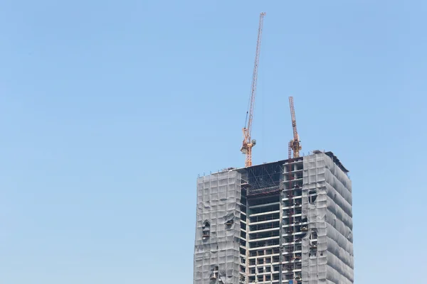 Gru che lavora su un edificio in costruzione . — Foto Stock