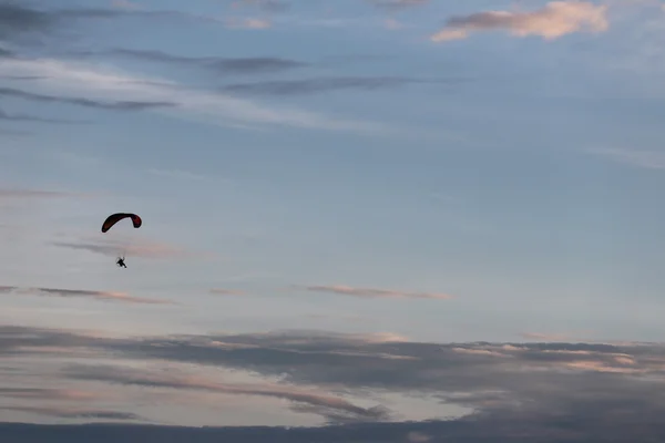 Moln på blå himmel och Paramotor sport. — Stockfoto