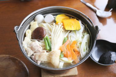 Udon ramen Japon şehriye çorbası (içinde Japon pişirme).