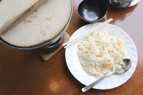 일본은 음식 테이블에 볶음밥. — 스톡 사진