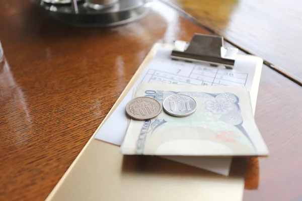 The money of Japan (Yen) and bill for meals on the table. — Stock Photo, Image