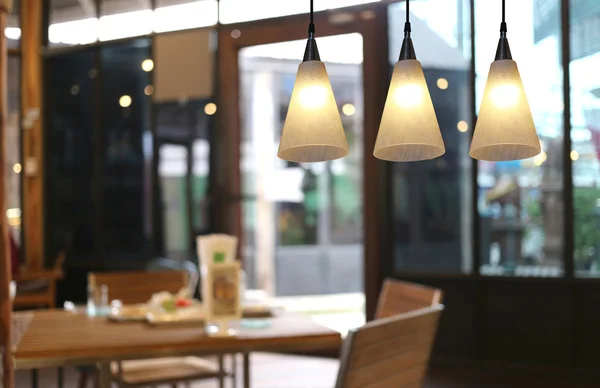 Теплое освещение современных потолочных ламп в кафе . — стоковое фото