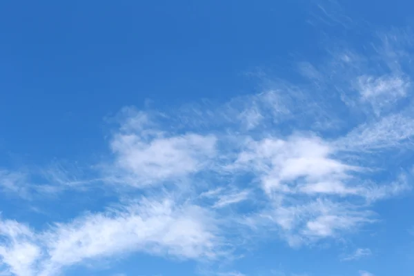 Wolk op blauwe hemel in overdag. — Stockfoto