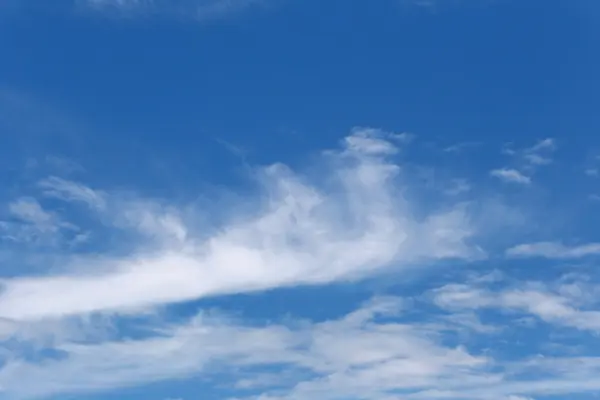 Хмара на блакитному небі вдень . — стокове фото