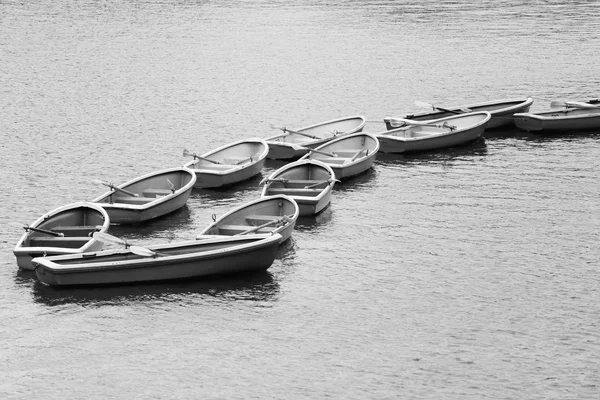 Nombreux bateaux dans la rivière . — Photo