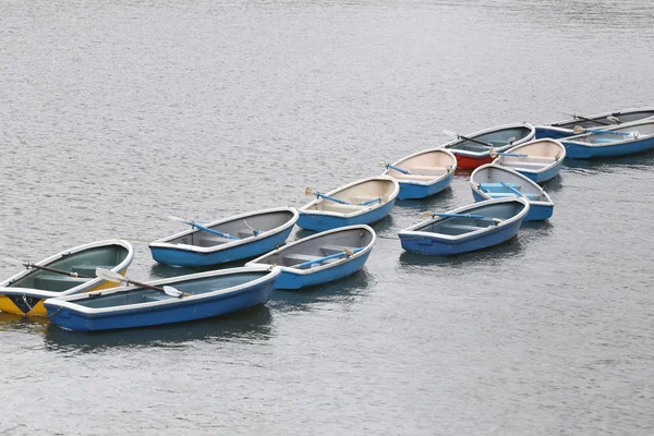 Nombreux bateaux dans la rivière . — Photo