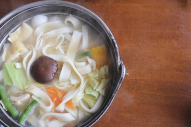 Udon ramen Japon şehriye çorbası (içinde Japon pişirme).