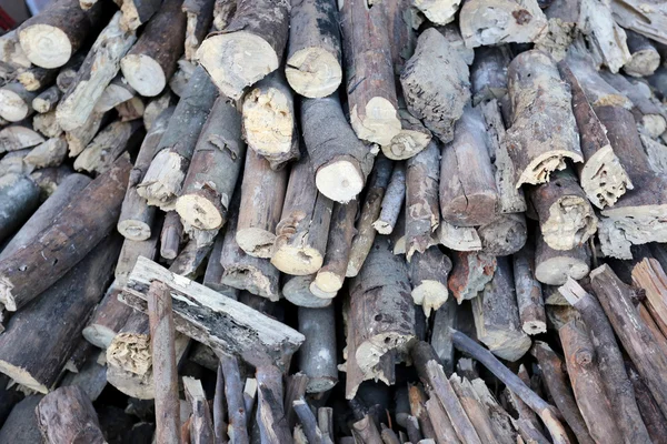 Pila de leña hecha del árbol de los muertos . — Foto de Stock