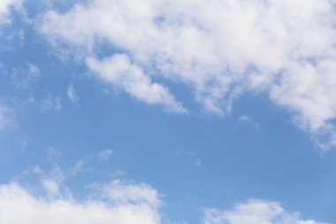 Mavi gökyüzünde bulut.