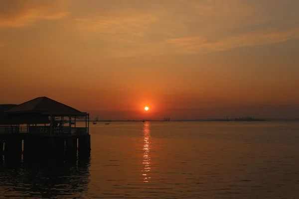 Skymning över havet solnedgång i Thailand. — Stockfoto