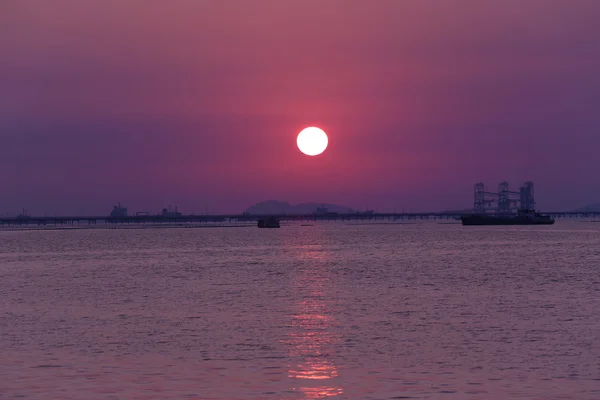 Skymning över havet solnedgång i Thailand. — Stockfoto