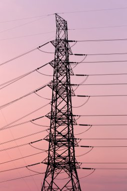 yüksek gerilim elektrik Kulesi silueti.