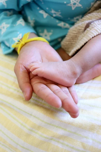 Baby feet in mom hand. — Stock Photo, Image