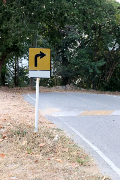 曲線道路の危険な兆候. — ストック写真