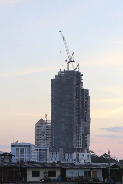 Wolkenkrabber in de moderne samenleving en het vervallen huis van het oude. — Stockfoto