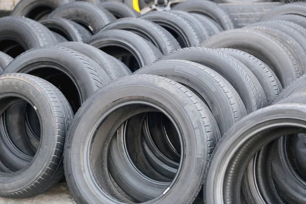 Pile di pneumatici di gomma usati. — Foto Stock