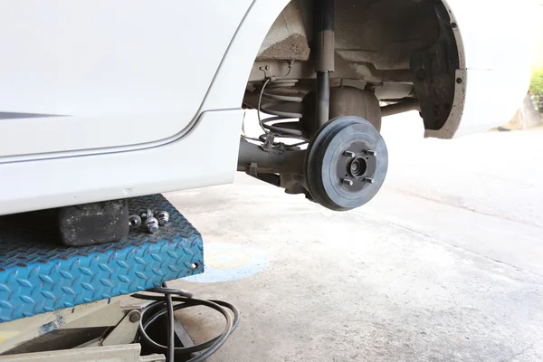 Cubo de rueda de un coche en reparación de los daños . —  Fotos de Stock