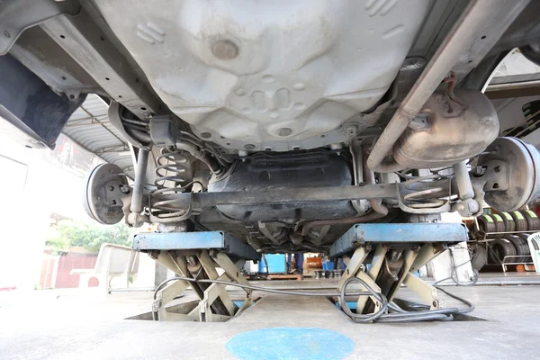 Mire debajo del coche en la inspección para el mantenimiento . —  Fotos de Stock