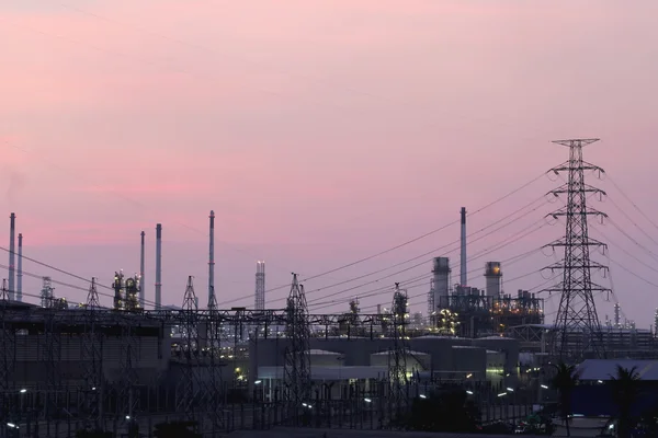 Refinería de petróleo por la noche, fotografía al estilo crepuscular . —  Fotos de Stock