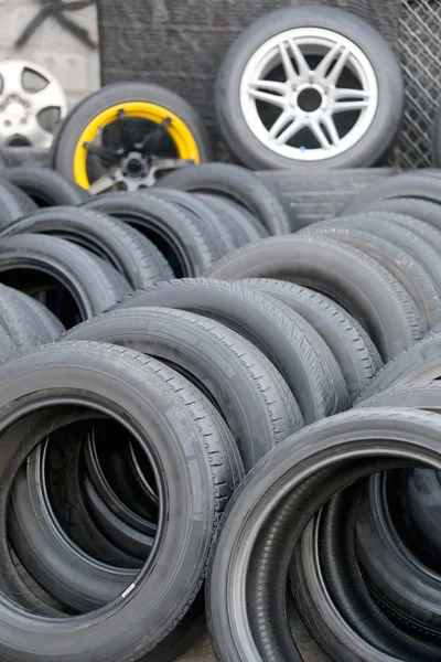 Pile di pneumatici di gomma usati. — Foto Stock