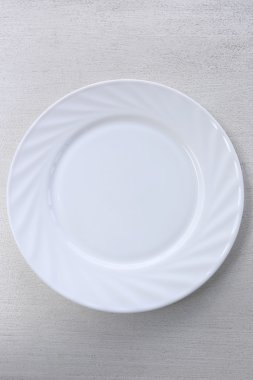 Boş beyaz tabak.