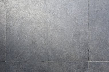 taştan bir duvar yüzeyine.