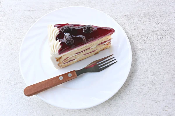 Gâteau aux myrtilles de dessert sucré en plat blanc . — Photo