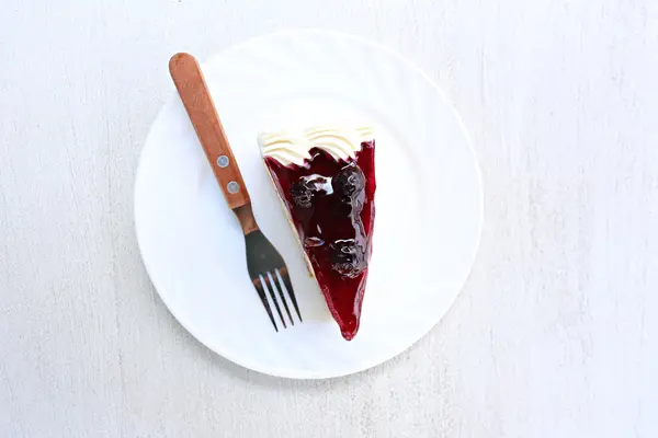 Bosbessen cake van zoete dessert in witte schotel. — Stockfoto