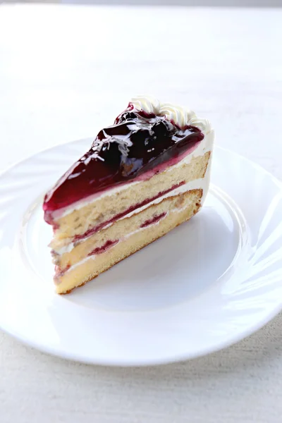 सफेद डिश में मीठे मिठाई के ब्लूबेरी केक . — स्टॉक फ़ोटो, इमेज