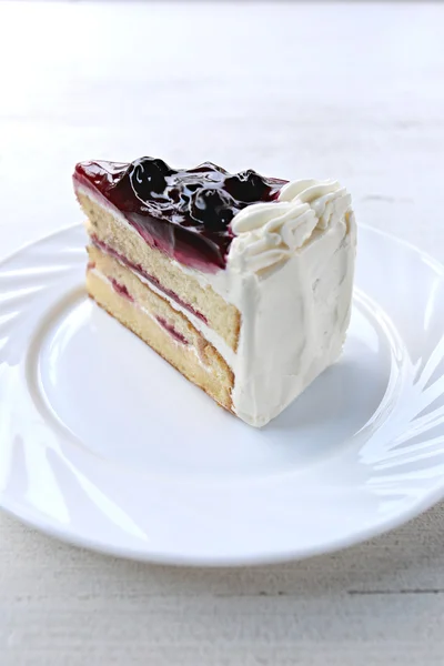 Gâteau aux myrtilles de dessert sucré en plat blanc . — Photo
