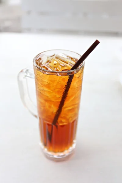 Té helado y tubo blanco en vidrio . — Foto de Stock